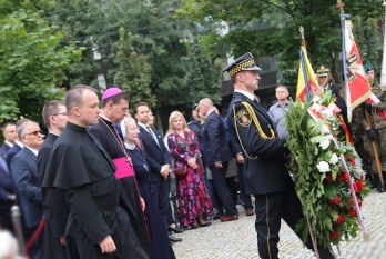 sekretarz generalny episkopatu składa wieniec